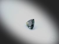 Vidéo d’un saphir vert naturel trillion facetté de 1.12 ct, originaire d’Australie, de couleur vert-bleuté soutenu, rotation sur un fond gris clair. Certificat non chauffé.