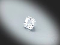 Vidéo d’un zircon blanc naturel carré à pans coupés facetté de 2.61 ct, originaire de Tanzanie, incolore, tournant sur un fond gris clair.