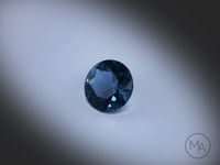 Vidéo d’une topaze bleue naturelle ronde facettée de 2.44 ct, originaire du Brésil, de couleur London Blue cyan bleuté profond, révélant son éclat sous différents angles.