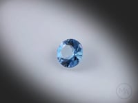 Vidéo d’une topaze bleue traitée ronde facettée de 2.50 ct, originaire du Brésil, de couleur London Blue cyan-bleuté soutenu, révélant ses reflets sous différents angles.