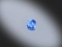 Vidéo d’un saphir bleu naturel rond facetté de 0.66 ct, originaire du Sri Lanka, de couleur bleu soutenu, révélant ses éclats sous différents angles.