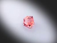 Vidéo d’une tourmaline naturelle abstraite facettée de 2.12 ct, originaire de RD Congo, révélant ses jeux de lumière et sa forme originale sous différents angles.