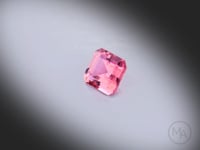 Vidéo d’une tourmaline rose naturelle carrée à pans coupés facettée de 1.35 ct, originaire de RD Congo, révélant son rose soutenu et ses reflets lumineux.