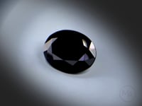 Vidéo d’un spinelle noir naturel rectangle à pans coupés facetté de 12.22 ct, originaire de Thaïlande, révélant sa profondeur noire et ses reflets sous différents angles.