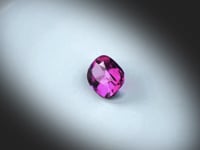 Vidéo d’un grenat rhodolite naturel coussin rectangle facetté de 2.05 ct, originaire de Tanzanie, présentant une couleur violet-rosé intense et une excellente limpidité.