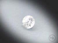 Vidéo d’un zircon naturel incolore rond facetté de 2.00 ct, originaire de Tanzanie, révélant sa limpidité et ses éclats lumineux sous différents angles.