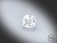 Vidéo d’un zircon naturel incolore carré à pans coupés facetté de 3.06 ct, originaire de Tanzanie, révélant sa transparence et ses éclats lumineux sous différents angles.