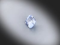 Vidéo d’un saphir bleu naturel rectangle à pans coupés facetté de 1.80 ct, originaire du Sri Lanka, présentant une teinte bleu très léger et de beaux reflets lumineux.