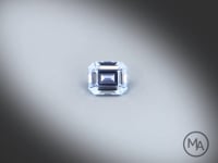 Vidéo d’un saphir bleu naturel rectangle à pans coupés facetté de 1.01 ct, originaire de Madagascar, révélant sa teinte bleue légère et sa transparence sous différents angles.