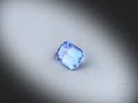 Vidéo d’un saphir bleu naturel rectangle à pans coupés facetté de 1.56 ct, originaire du Sri Lanka, mettant en valeur son bleu prononcé et ses reflets lumineux.