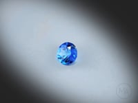Vidéo d’un saphir bleu naturel rond facetté de 0.32 ct, originaire du Sri Lanka, révélant son bleu intense et ses reflets lumineux.