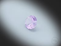 Vidéo d’une améthyste naturelle rond fantaisie facettée de 3.10 ct, originaire du Brésil, de couleur violet-rosé léger, tournant sur un fond gris clair.