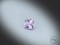 Vidéo d’une améthyste naturelle princesse facettée de 0.91 ct, originaire du Brésil, de couleur violet-rosé léger, tournant à 360 degrés sur un fond gris clair.