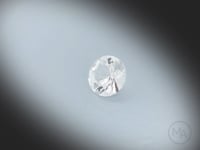 Vidéo d’une topaze blanche naturelle ronde taille diamant facettée de 1.91 ct, originaire du Brésil, révélant sa transparence et ses nombreux reflets lumineux.