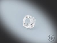 Vidéo d’une topaze blanche naturelle coussin carré facettée de 3.17 ct, originaire du Brésil, révélant sa transparence et ses reflets lumineux sous différents angles.