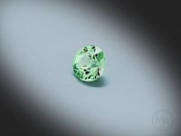 Vidéo d’un grenat menthe naturel rond facetté de 0.50 ct, originaire de Merelani en Tanzanie, mettant en valeur sa couleur vert-jaune prononcée et ses reflets lumineux.