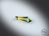 Vidéo d’un saphir bicolore naturel abstrait facetté de 1.50 ct, originaire d’Australie, présentant une association naturelle de jaune et de bleu-vert, rotation sur un fond gris clair.