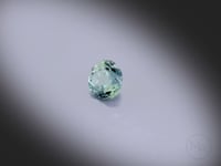 Vidéo d’un saphir Teal naturel rond facetté de 1.00 ct, originaire du Montana aux États-Unis, présentant une couleur bleu-vert légèrement nuancée de jaune, rotation sur un fond gris clair.