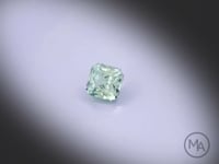 Vidéo d’un saphir vert naturel carré à pans coupés facetté de 1.19 ct, originaire du Montana aux États-Unis, de couleur vert-jaune léger, pierre précieuse tournant sur un fond gris clair.