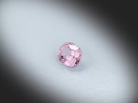 Vidéo d’un Spinelle rose naturel coussin rectangle facetté de 1.61 ct, originaire de Mogok au Myanmar, de couleur rose-violet léger, pierre précieuse tournant sur un fond gris clair.