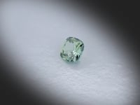 Vidéo d’un Saphir Teal naturel coussin carré facetté de 0.74 ct, originaire de Madagascar, de couleur bleu-vert prononcé, pierre précieuse tournant sur un fond gris clair.
