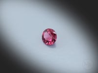 Vidéo d’un Spinelle rose naturel ovale facetté de 0.72 ct, originaire de Tanzanie, de couleur rose soutenu, pierre fine tournant sur un fond gris clair.