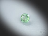 Vidéo d’une Tourmaline verte naturelle ovale facettée de 2.01 ct, originaire de RD Congo, de couleur vert soutenu, gemme lumineuse tournant sur un fond gris clair.
