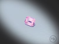 Vidéo d’un Spinelle rose naturel rectangle à pans coupés facetté de 1.14 ct, originaire de Mahenge en Tanzanie, de couleur rose pastel, pierre tournant sur un fond gris clair.