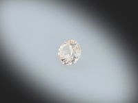 Vidéo d’un Saphir jaune naturel rond facetté de 1.23 ct, originaire du Sri Lanka, de couleur jaune orangé très léger, pierre précieuse tournant sur un fond gris clair.
