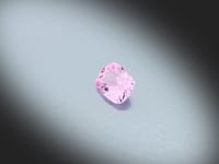 Vidéo d’un Saphir rose naturel non chauffé coussin rectangle facetté de 0.69 ct, originaire d’Ilakaka à Madagascar, de couleur rose-violet soutenu, pierre précieuse tournant sur un fond gris clair.