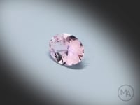 Vidéo d’un Saphir pêche pastel naturel ovale facetté de 1.69 ct, originaire de Madagascar, de couleur rose-brun léger, pierre précieuse tournant sur un fond gris clair.