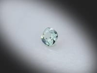 Vidéo d’un Saphir Teal naturel coussin carré facetté de 0.73 ct, originaire de Madagascar, de couleur bleu-vert prononcé, pierre précieuse tournant sur un fond gris clair.