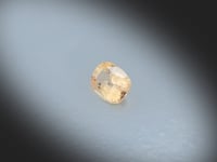 Vidéo d’un Saphir jaune naturel coussin rectangle facetté de 1.58 ct, originaire du Sri Lanka, de couleur jaune-orangé légère, pierre précieuse tournant sur un fond gris clair.