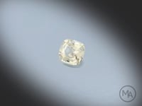 Vidéo d’un Saphir jaune naturel coussin carré facetté de 1.42 ct, originaire du Sri Lanka, de couleur jaune-orangé très léger, pierre précieuse tournant sur un fond gris clair.