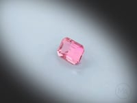 Vidéo d’une Tourmaline rose naturelle rectangle à pans coupés facettée de 1.07 ct, originaire de RD Congo, de couleur rose soutenu, pierre fine tournant sur un fond gris clair.