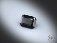 Vidéo d’un Spinelle noir naturel opaque rectangle à pans coupés facetté de 3.89 ct, originaire de Thaïlande, de couleur noir sombre, pierre précieuse tournant sur un fond gris clair.