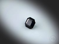 Spinelle Noir naturel de 1.44 ct, taillé en carré à pans coupés et facetté, présentant une couleur noire uniforme, filmé en rotation à 360° sur fond gris clair. Origine Thailande.
