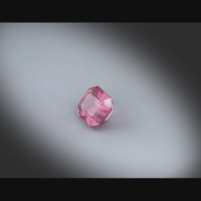 Vidéo d’un spinelle rose rectangle à pans coupés facetté 1,40ct, teinte rose-violet soutenu, inclusions légères, provenance Tanzanie