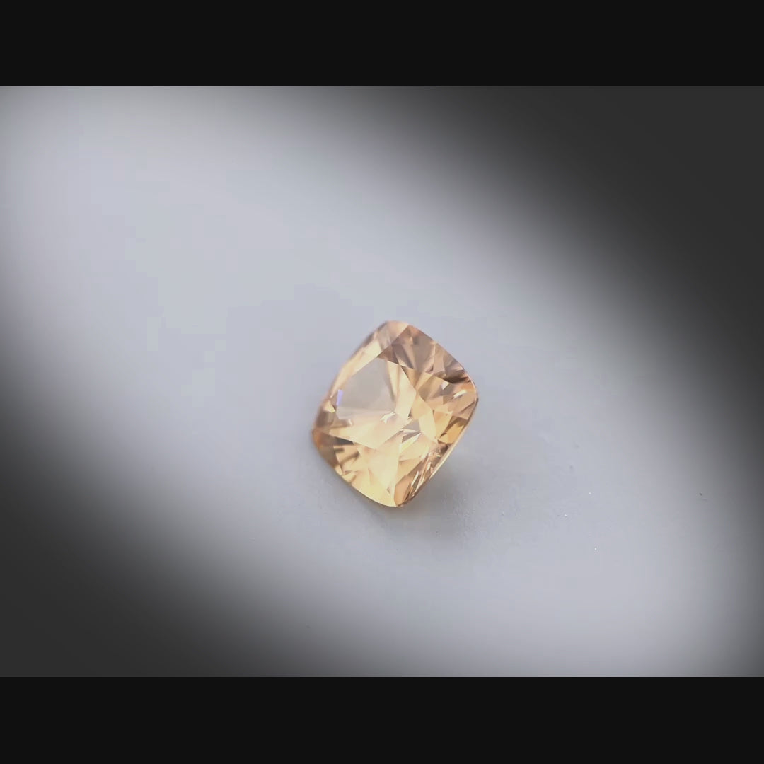 Vidéo d’un zircon coussin rectangle facetté 3,23ct, couleur brun-orangé prononcée, pureté sans inclusion, origine Tanzanie