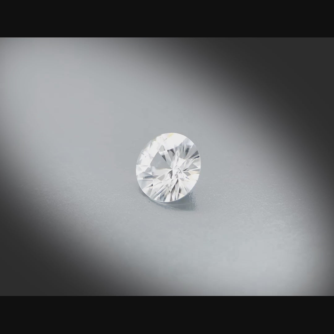 Vidéo d’un zircon naturel incolore rond facetté de 2.05 carat, originaire de Tanzanie, révélant sa limpidité et ses éclats lumineux sous différents angles.