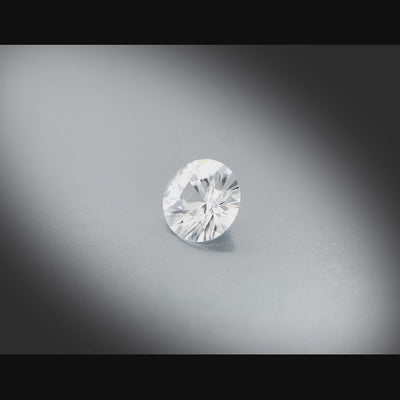 Vidéo d’un zircon naturel incolore rond facetté de 2.05 carat, originaire de Tanzanie, révélant sa limpidité et ses éclats lumineux sous différents angles.