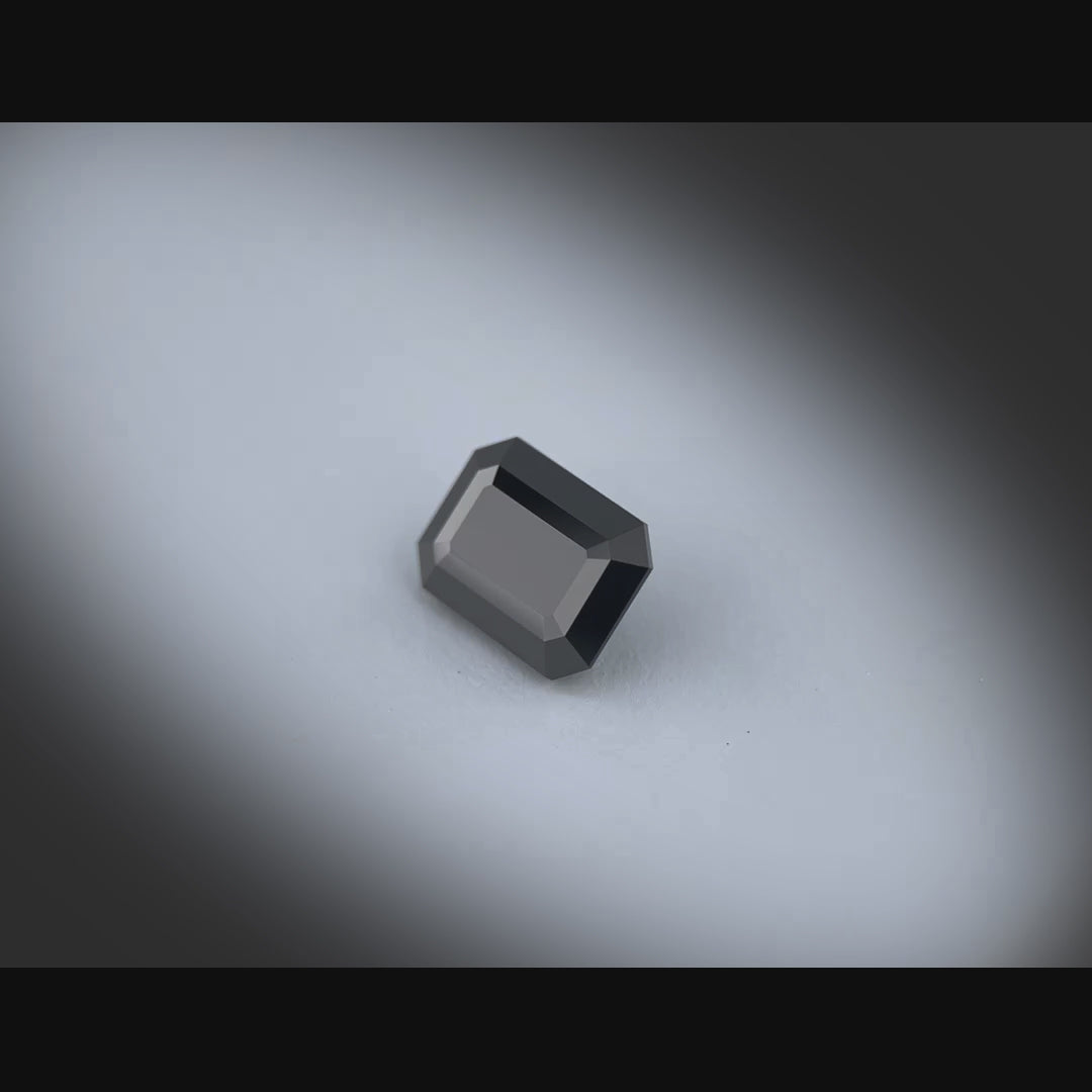 Vidéo d’un spinelle noir rectangle à pans coupés facetté 2,09ct, noir totalement opaque, Thaïlande