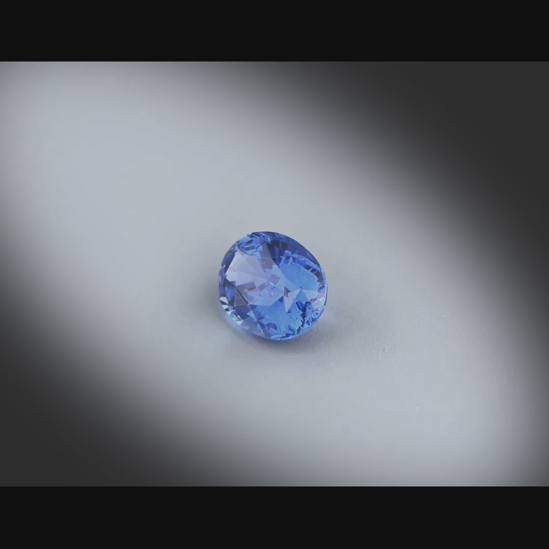Vidéo d’un saphir bleu ovale facetté 2,15ct, couleur bleu soutenu, traitement chauffé, provenance Sri Lanka