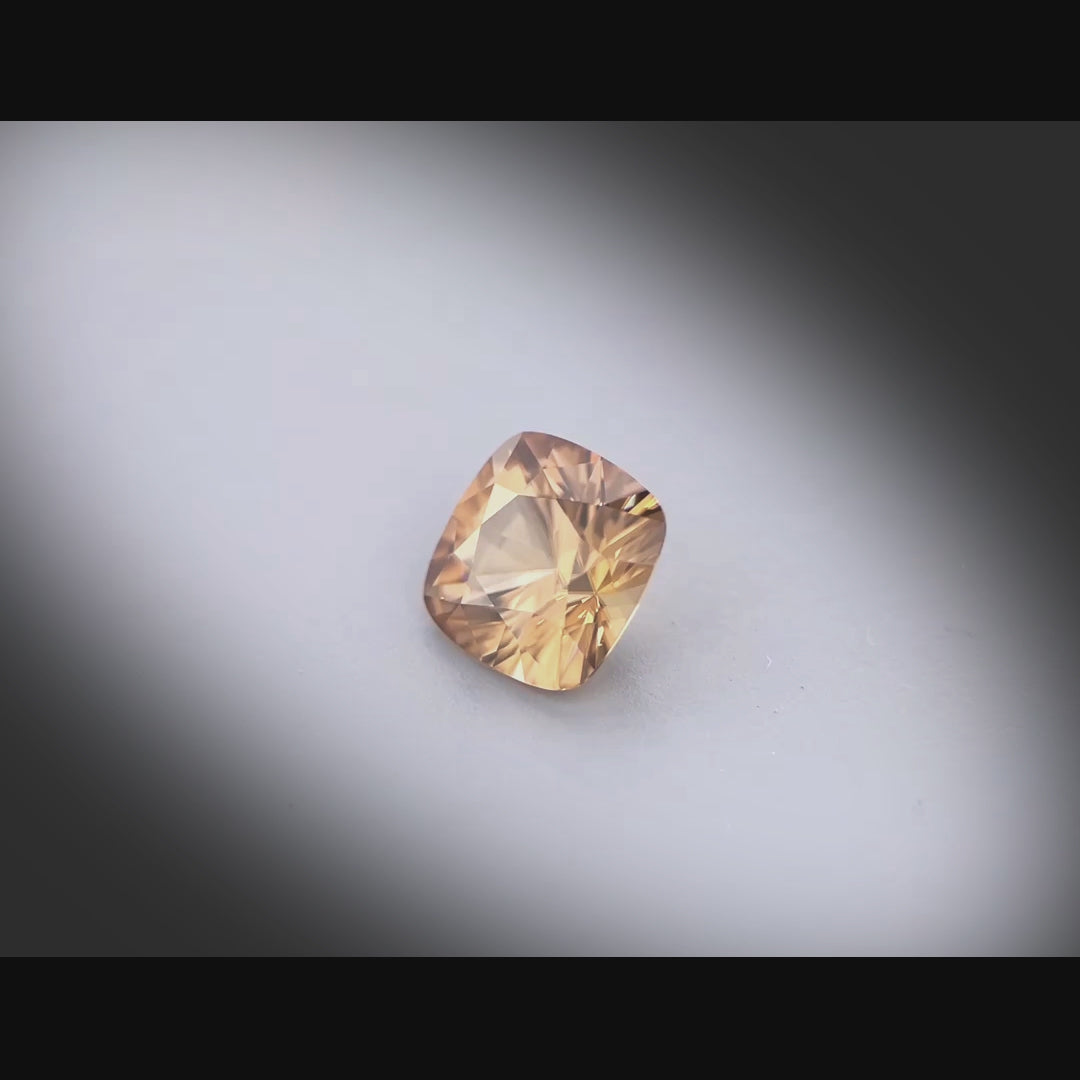 Vidéo d’un zircon coussin carré facetté 3,03ct, teinte brun-orangé soutenue, pureté élevée, origine Tanzanie