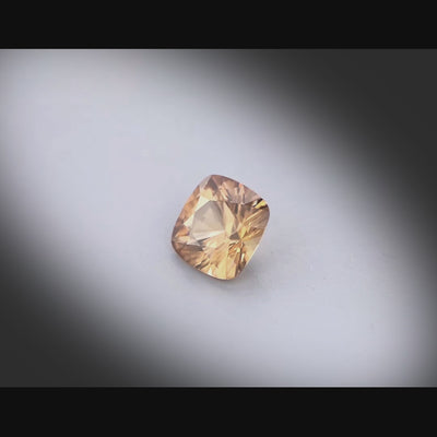 Vidéo d’un zircon coussin carré facetté 3,03ct, teinte brun-orangé soutenue, pureté élevée, origine Tanzanie