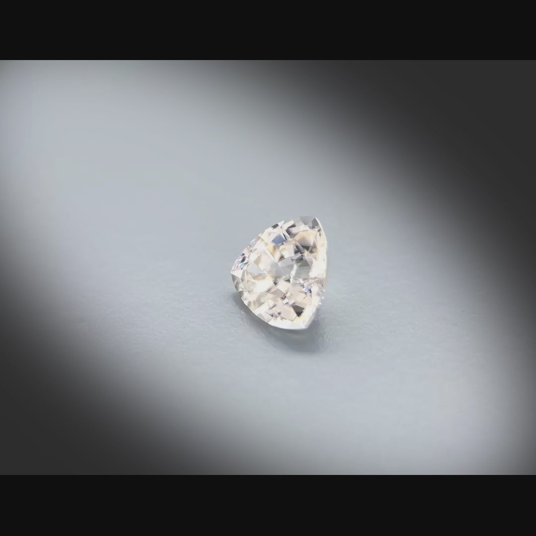 Vidéo d’un zircon blanc naturel trillion facetté de 2.29 ct, originaire du Sri Lanka, incolore, rotation sur un fond gris clair.