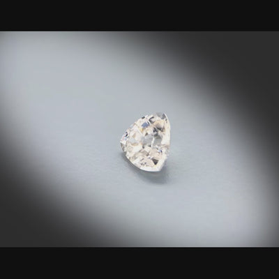 Vidéo d’un zircon blanc naturel trillion facetté de 2.29 ct, originaire du Sri Lanka, incolore, rotation sur un fond gris clair.