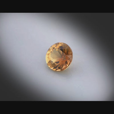 Vidéo d’une tourmaline ronde facettée 3,16ct, couleur orange-jaune soutenu, pureté élevée, Madagascar