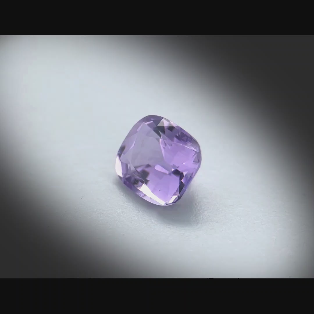 Vidéo d’une améthyste 3,52 ct du Brésil, coussin rectangle facetté, violet-rosé soutenu, très légères inclusions, dimensions 10,1 × 9,1 × 6,5 mm, rotation 360°.