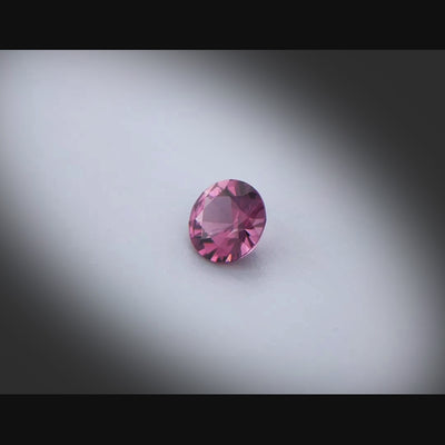 Vidéo d’un spinelle violet rond facetté 1,02ct, couleur violet profond, non traité, provenance Sri Lanka